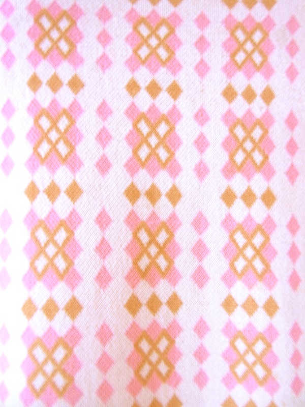 ヨーロッパ古着 フランス買い付け 60年代製 パウダーピンク X ゴールド レトロ柄 ドロップウェスト ワンピース　21FC319