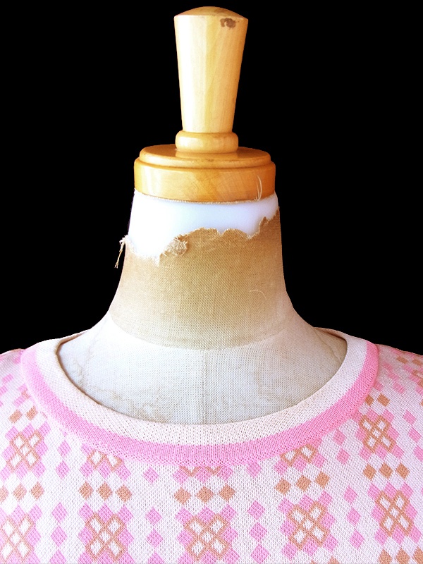 ヨーロッパ古着 フランス買い付け 60年代製 パウダーピンク X ゴールド レトロ柄 ドロップウェスト ワンピース　21FC319