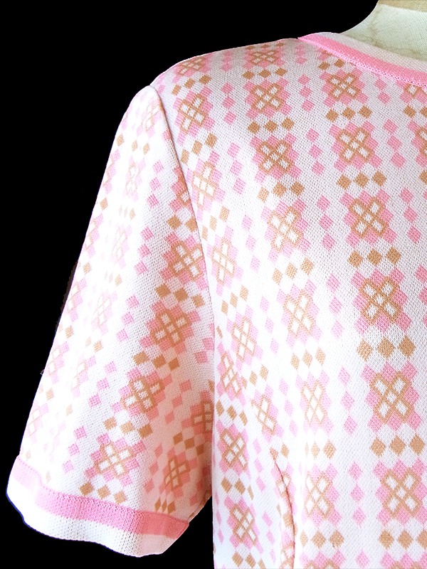 ヨーロッパ古着 フランス買い付け 60年代製 パウダーピンク X ゴールド レトロ柄 ドロップウェスト ワンピース　21FC319