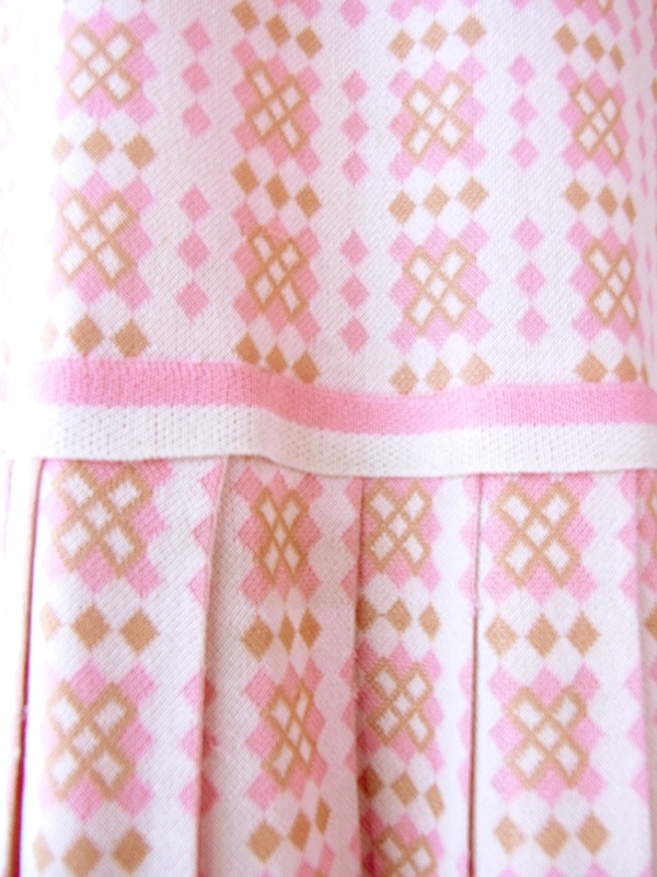 ヨーロッパ古着 フランス買い付け 60年代製 パウダーピンク X ゴールド レトロ柄 ドロップウェスト ワンピース　21FC319