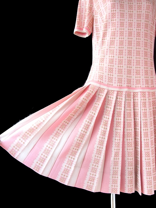 ヨーロッパ古着 フランス買い付け 60年代製 パウダーピンク X ゴールド レトロ柄 ドロップウェスト ワンピース　21FC319