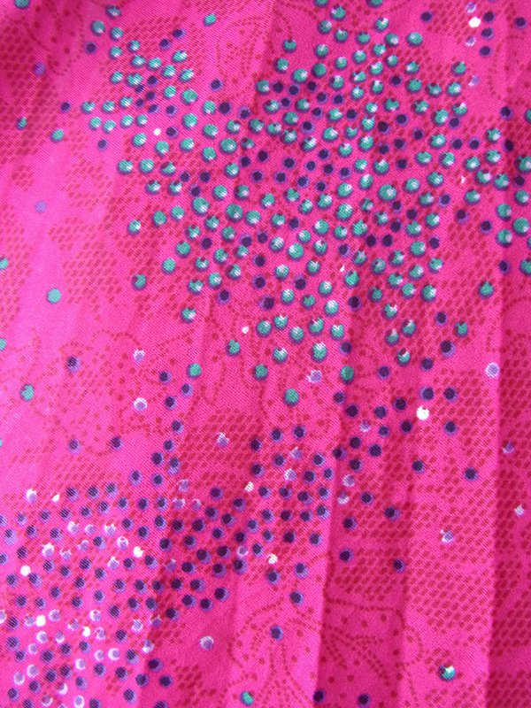 ロンドン買い付け 70年代製 マゼンダ X レトロ柄 共布リボン・ベルト付き プリーツ ワンピース 21OM803【ヨーロッパ古着】