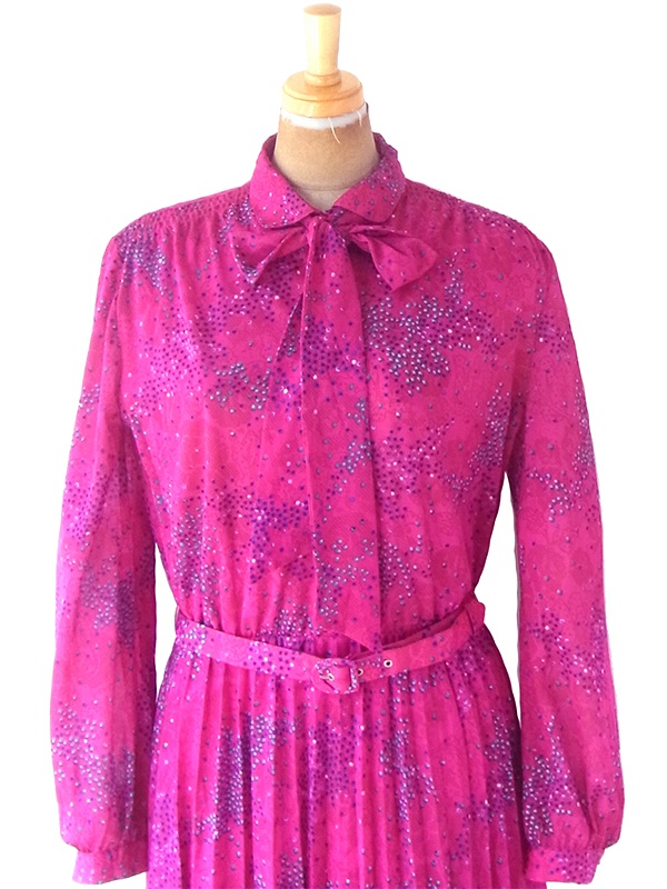 ロンドン買い付け 70年代製 マゼンダ X レトロ柄 共布リボン・ベルト付き プリーツ ワンピース 21OM803【ヨーロッパ古着】