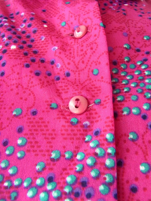 ロンドン買い付け 70年代製 マゼンダ X レトロ柄 共布リボン・ベルト付き プリーツ ワンピース 21OM803【ヨーロッパ古着】