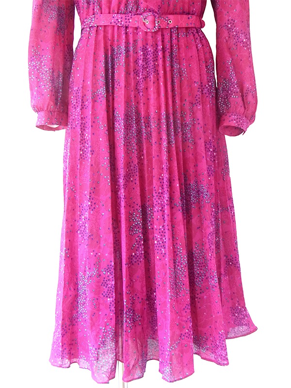 ロンドン買い付け 70年代製 マゼンダ X レトロ柄 共布リボン・ベルト付き プリーツ ワンピース 21OM803【ヨーロッパ古着】