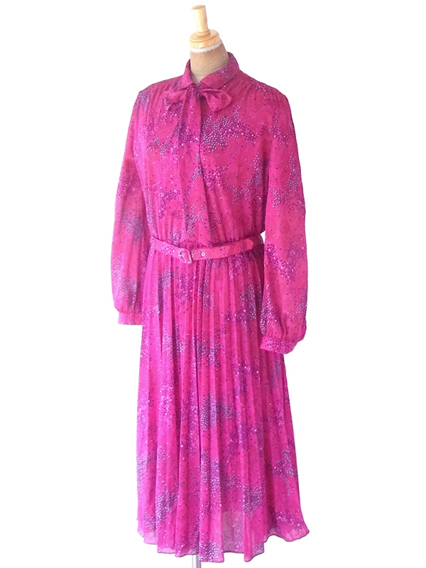 ロンドン買い付け 70年代製 マゼンダ X レトロ柄 共布リボン・ベルト付き プリーツ ワンピース 21OM803【ヨーロッパ古着】