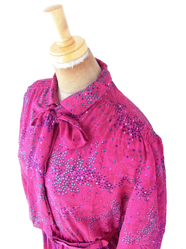 ロンドン買い付け 70年代製 マゼンダ X レトロ柄 共布リボン・ベルト付き プリーツ ワンピース 21OM803【ヨーロッパ古着】