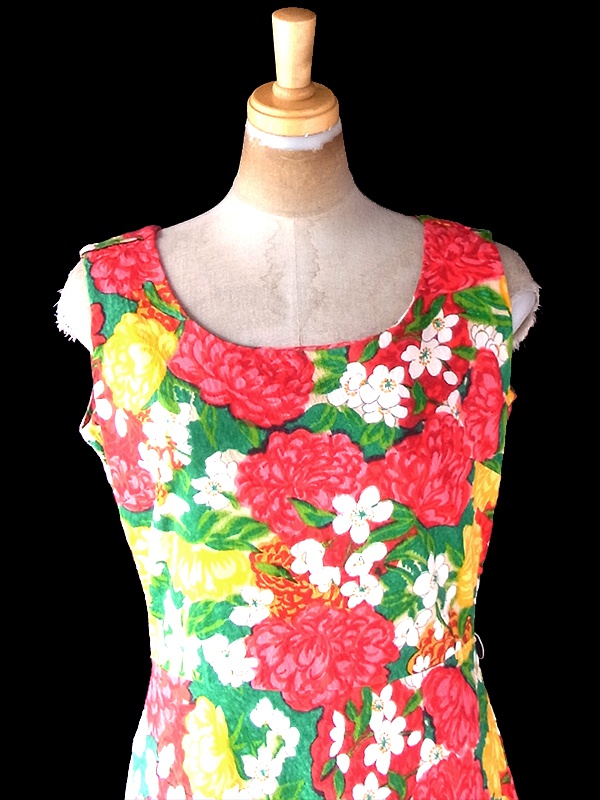 ヨーロッパ古着 ロンドン買い付け 70年代製 カラフル 花柄 凹凸で模様の浮かぶ生地 グリーン ライニング ワンピース 22OM105