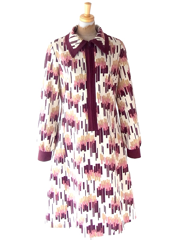 ヨーロッパ古着 ロンドン買い付け 70年代製 アイボリー X マゼンダ・ピンク レトロ柄 フロントジップ ワンピース 22OM400