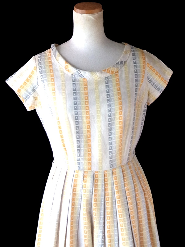 ヨーロッパ古着 ロンドン買付け 70年代製 オフホワイト X シルバー・イエロー プリーツ ワンピース 23BS003