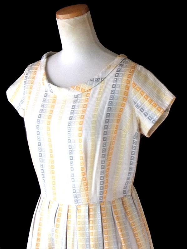 ヨーロッパ古着 ロンドン買付け 70年代製 オフホワイト X シルバー・イエロー プリーツ ワンピース 23BS003