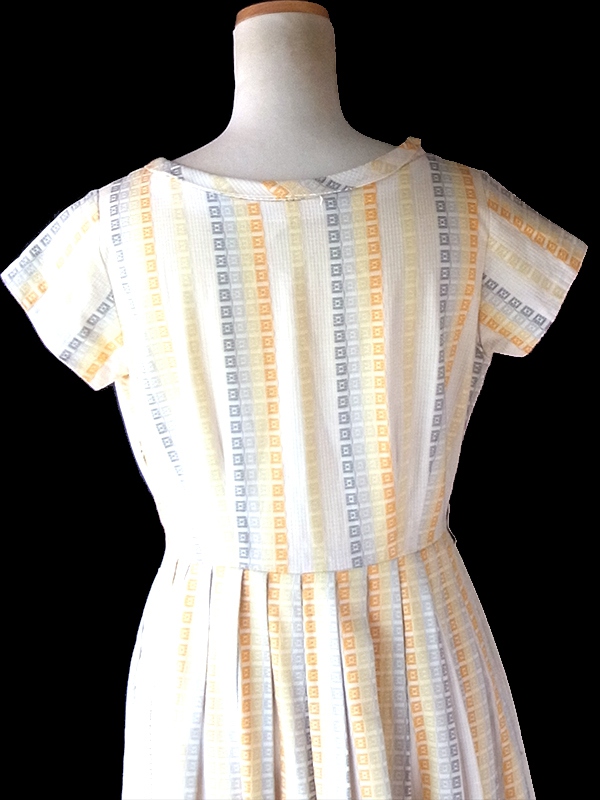 ヨーロッパ古着 ロンドン買付け 70年代製 オフホワイト X シルバー・イエロー プリーツ ワンピース 23BS003