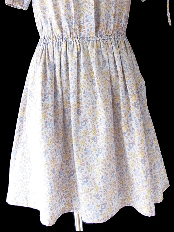 フランス製　vintage ヨーロピアンアンティーク　　海外古着　フリルワンピ 送料無料】60年代フランス製 淡いブルー X 小花柄 リボン ポケット付き