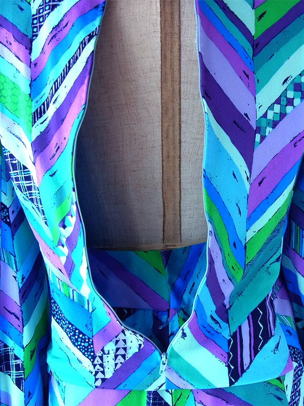 70年代製 ターコイズブルー X カラフルパターン トップス・スカート セットアップ 24WB055