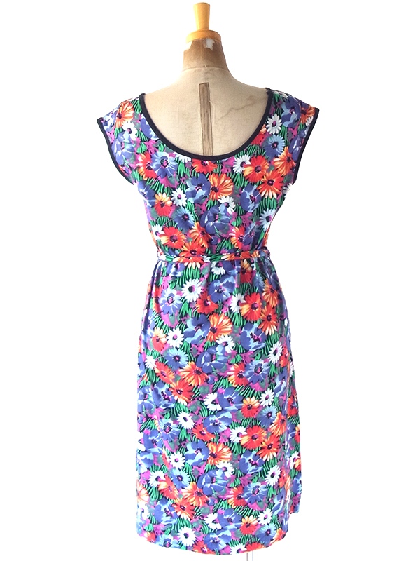 70s 古着フランス　ヨーロッパ　アンティーク　ヴィンテージ　花柄ワンピ 送料無料】70年代フランス製 ブラック X カラフル 花柄 共布ベルト付き