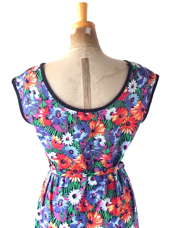 送料無料】70年代フランス製 ブラック X カラフル 花柄 共布ベルト付き