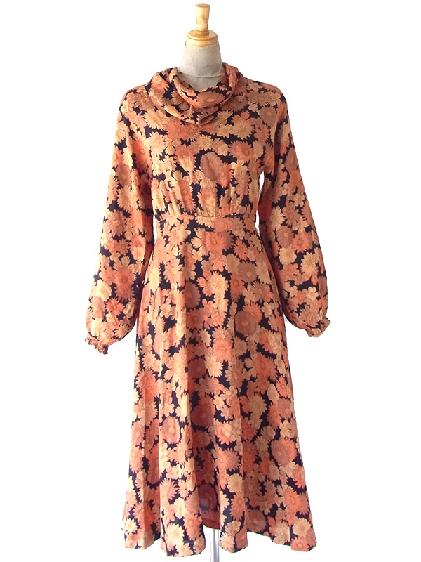 ヨーロッパ古着 フランス買い付け 70年代製 オレンジ X ブラック 花柄 ドレープ襟 ヴィンテージ ワンピース 25FC109