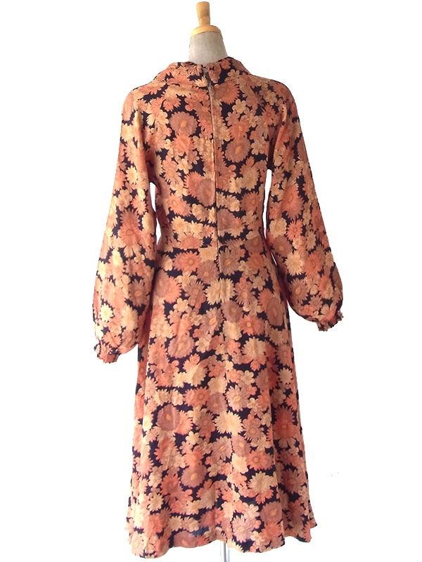 ヨーロッパ古着 フランス買い付け 70年代製 オレンジ X ブラック 花柄 ドレープ襟 ヴィンテージ ワンピース 25FC109