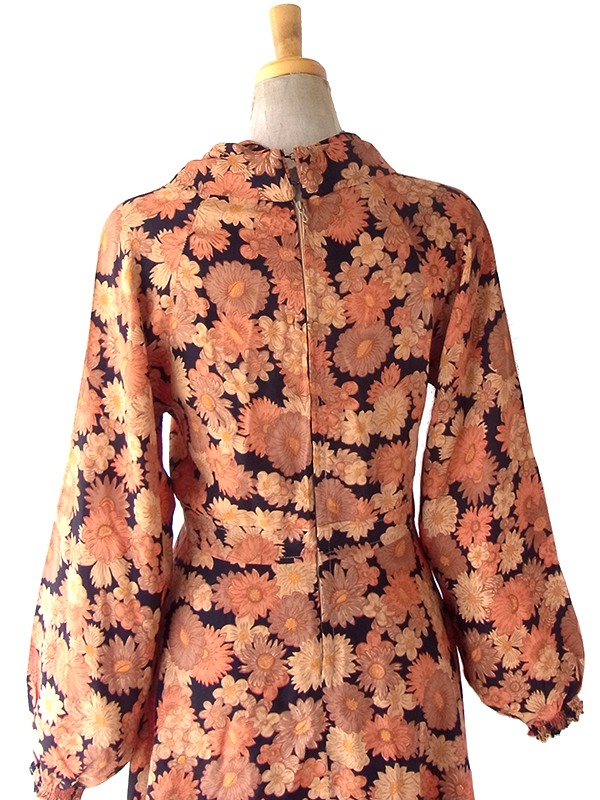 ヨーロッパ古着 フランス買い付け 70年代製 オレンジ X ブラック 花柄 ドレープ襟 ヴィンテージ ワンピース 25FC109