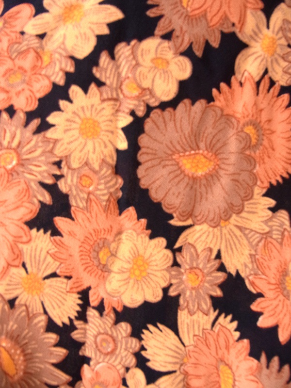 ヨーロッパ古着 フランス買い付け 70年代製 オレンジ X ブラック 花柄 ドレープ襟 ヴィンテージ ワンピース 25FC109