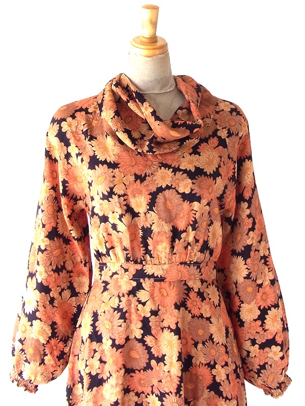 ヨーロッパ古着 フランス買い付け 70年代製 オレンジ X ブラック 花柄 ドレープ襟 ヴィンテージ ワンピース 25FC109