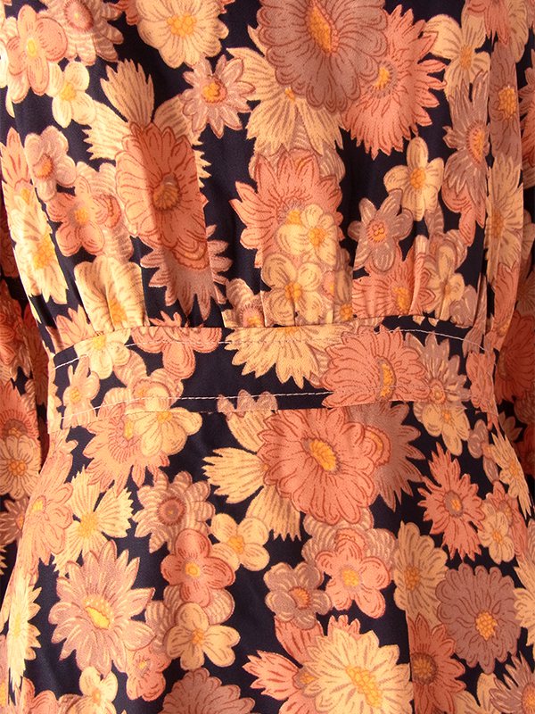 ヨーロッパ古着 フランス買い付け 70年代製 オレンジ X ブラック 花柄 ドレープ襟 ヴィンテージ ワンピース 25FC109