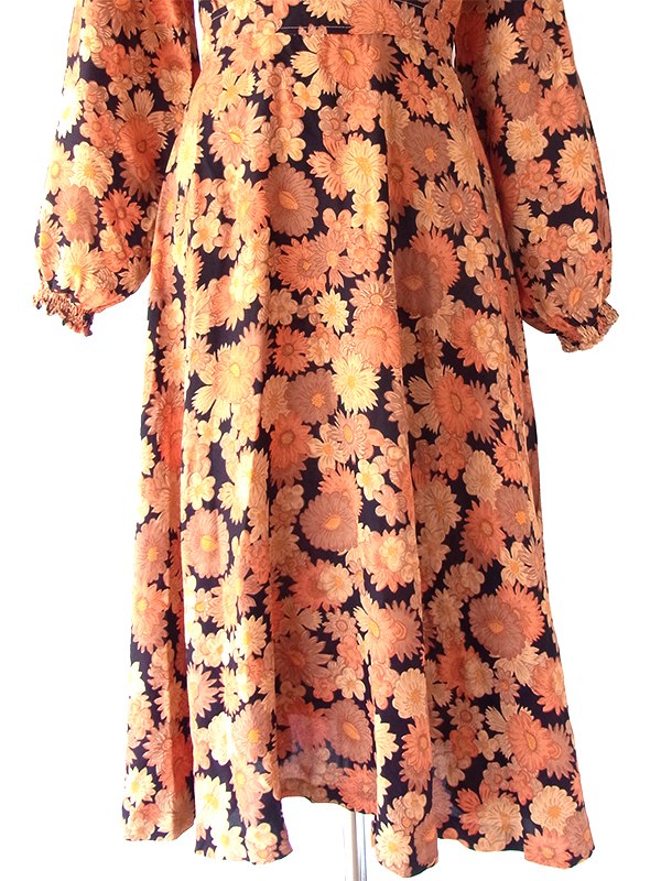 ヨーロッパ古着 フランス買い付け 70年代製 オレンジ X ブラック 花柄 ドレープ襟 ヴィンテージ ワンピース 25FC109