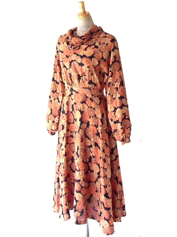 ヨーロッパ古着 フランス買い付け 70年代製 オレンジ X ブラック 花柄 ドレープ襟 ヴィンテージ ワンピース 25FC109