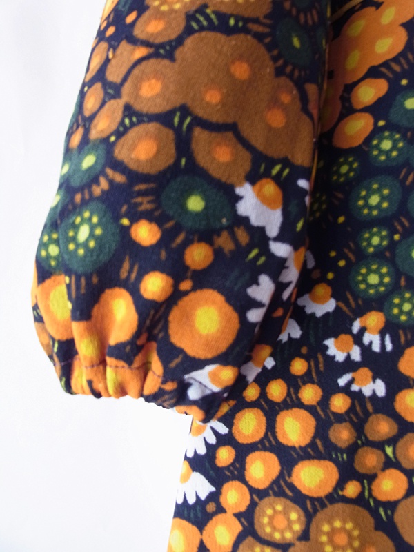 ヨーロッパ古着 フランス買い付け 70年代製 ブラック X カラフル レトロ柄 ヴィンテージ ワンピース 25FC123