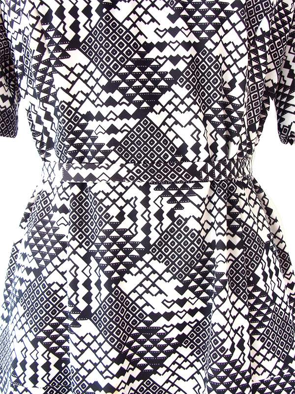 ヨーロッパ古着 70年代フランス製 ホワイト X ダークブラウン レトロ柄 共布ベルト付き ヴィンテージ ワンピース 25FC205