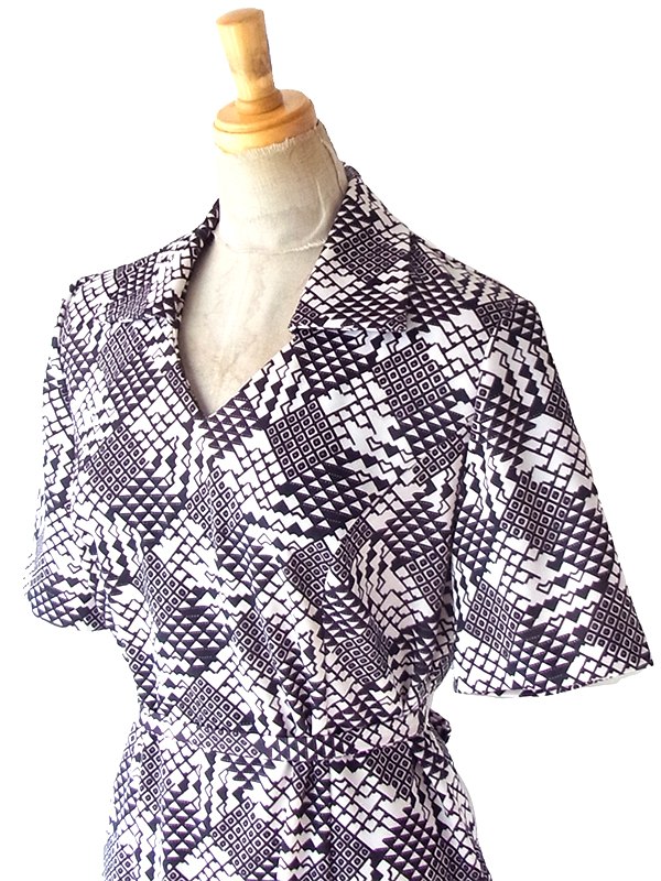 ヨーロッパ古着 70年代フランス製 ホワイト X ダークブラウン レトロ柄 共布ベルト付き ヴィンテージ ワンピース 25FC205