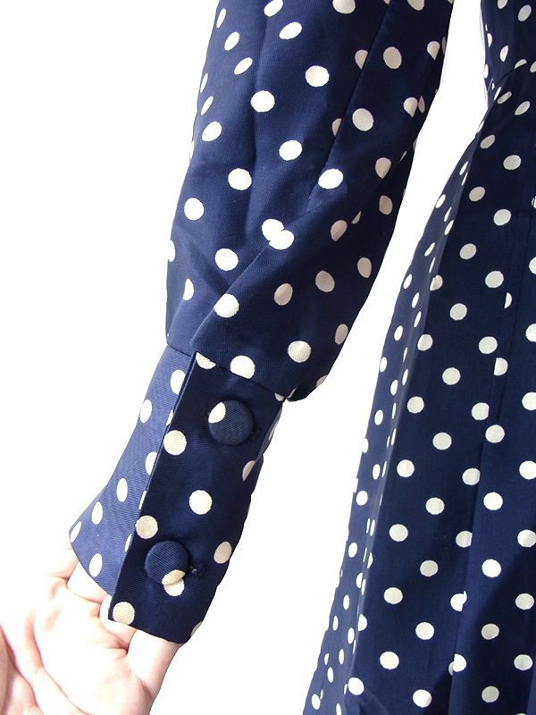 ヨーロッパ古着 フランス買付け 70年代製 ネイビー X ホワイト 水玉 フレアシルエット プリーツ ワンピース 25FC302
