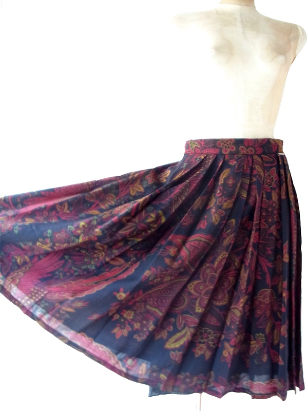 【ヨーロッパ古着】オーストリア製 GEIGER ネイビー X レッド ペイズリー柄 タック フレアスカート 26FC012【おとなかわいい】