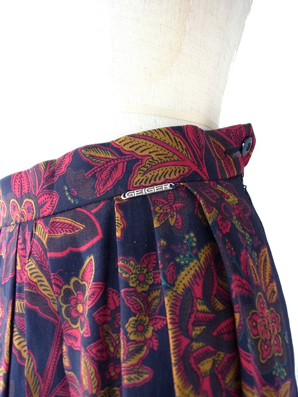 【ヨーロッパ古着】オーストリア製 GEIGER ネイビー X レッド ペイズリー柄 タック フレアスカート 26FC012【おとなかわいい】