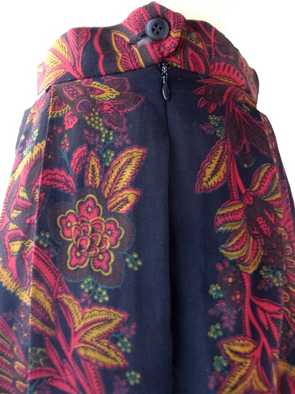 【ヨーロッパ古着】オーストリア製 GEIGER ネイビー X レッド ペイズリー柄 タック フレアスカート 26FC012【おとなかわいい】