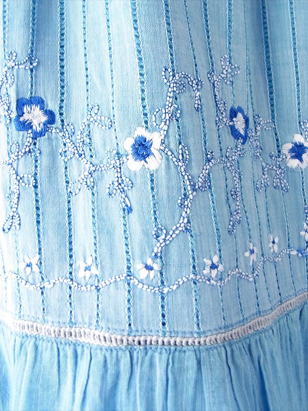 フランス買付け 70年代製 水色 グラフチェック・花柄刺繍 ティアード・マキシワンピース 26FC211
