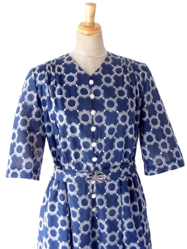 【送料無料】70年代製 ネイビー×ホワイト レース刺繍調総柄 花型バックルベルト付き ワンピース 26ID051【レトロ古着】