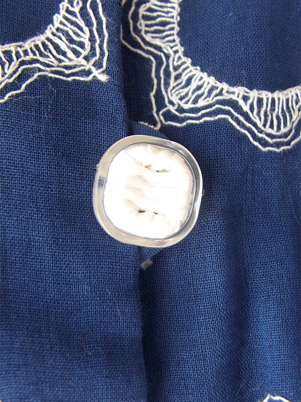 【送料無料】70年代製 ネイビー×ホワイト レース刺繍調総柄 花型バックルベルト付き ワンピース 26ID051【レトロ古着】