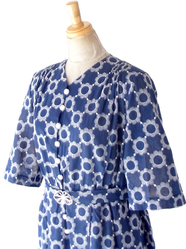 【送料無料】70年代製 ネイビー×ホワイト レース刺繍調総柄 花型バックルベルト付き ワンピース 26ID051【レトロ古着】