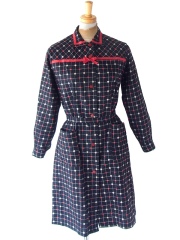 ヨーロッパ古着 フランス買い付け 60年代製 ブラック X レッド 花柄・格子柄 リボンテープ ヴィンテージ ワンピース 25FC100