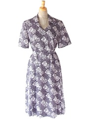 ヨーロッパ古着 70年代フランス製 ホワイト X ダークブラウン レトロ柄 共布ベルト付き ヴィンテージ ワンピース 25FC205