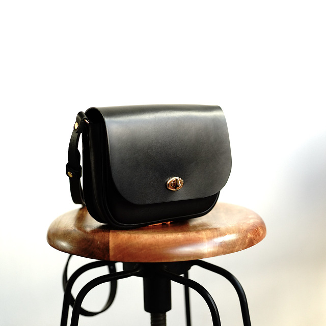 Clasp-H shoulder bag