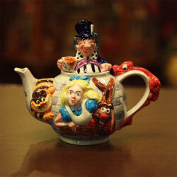 アリスインワンダーランドのコレクタブルティーポット