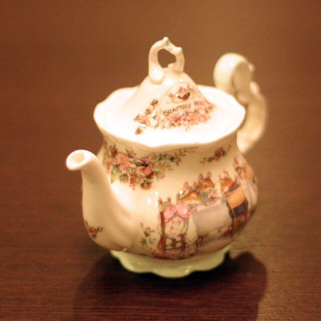 ティーポット ロイヤルドルトン ブランブリーヘッジ ROYAL DOULTON（ロイヤル・ドルトン）ブランブリー ヘッジ ミニチュア