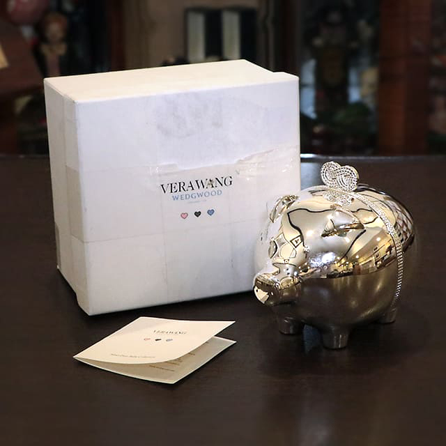 【中古】WEDGWOOD(ウェッジウッド) VERA WANG(ヴェラウォン)コラボ 子豚の貯金箱 w-020【アンティーク】【イギリス製】【シルバープレート】