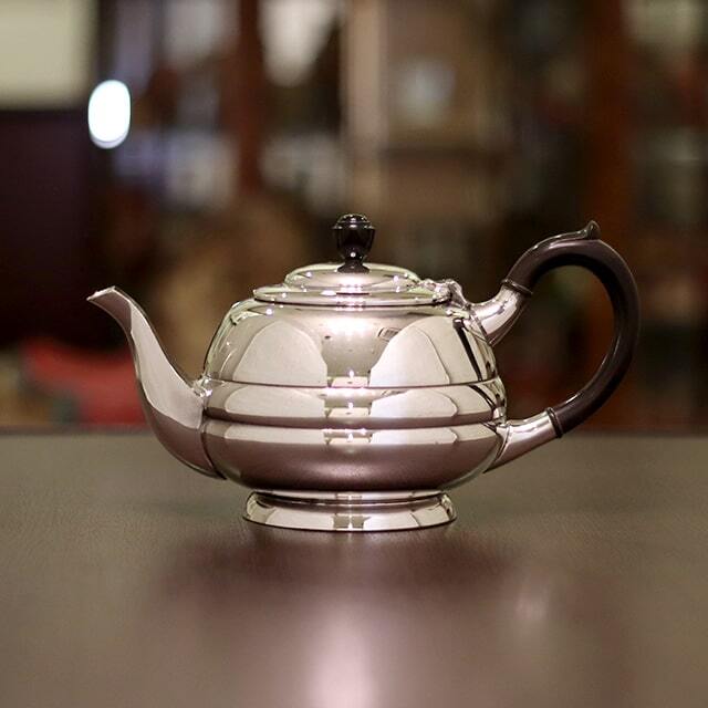 【英国】 パールとエングレイブのティーセット 3点 ティーポット 英国】 パールとエングレイブのティーセット 3点 ティーポット