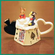 [ポール・カデュー作]不思議の国のアリスのティーポット COLL-143【中古】【英国（イギリス）】【アンティーク】【装飾ティーポット】