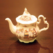 ROYAL DOULTON（ロイヤル・ドルトン）ブランブリー ヘッジ ミニチュア ティーポット RD-208【中古】