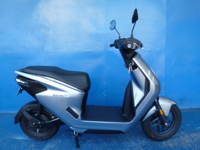 ホンダ　'23 EM1e:　シルバー　中古車