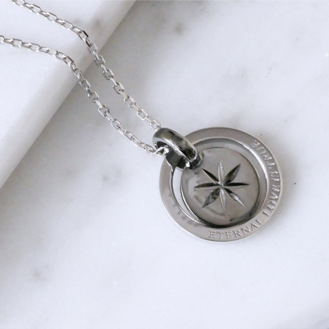 ハートが完成するダイヤモンド入りペアネックレス